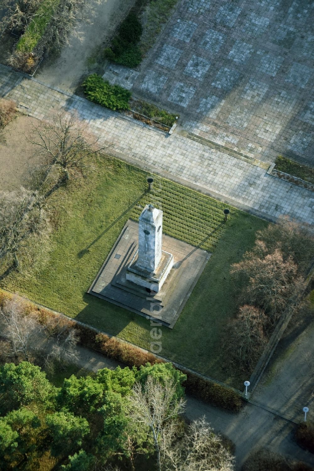 Eisenhüttenstadt from above - Tourist attraction of the historic monument the Russian- Soviet memorial at the place of remembrance in Eisenhuettenstadt in the state Brandenburg