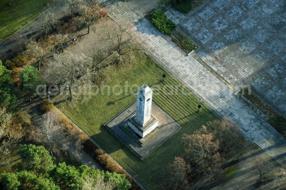 Aerial image Eisenhüttenstadt - Tourist attraction of the historic monument the Russian- Soviet memorial at the place of remembrance in Eisenhuettenstadt in the state Brandenburg