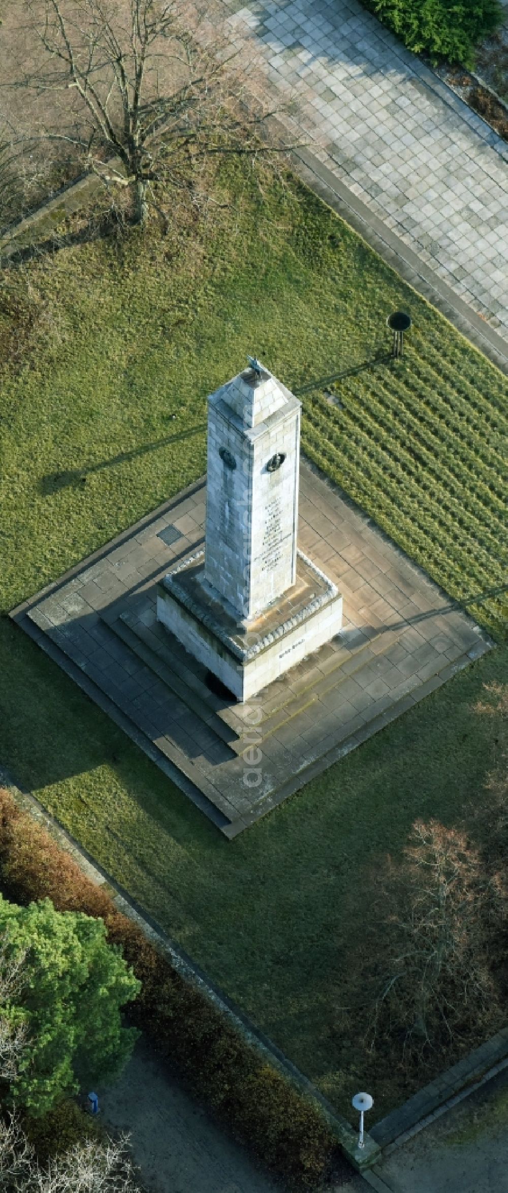 Aerial photograph Eisenhüttenstadt - Tourist attraction of the historic monument the Russian- Soviet memorial at the place of remembrance in Eisenhuettenstadt in the state Brandenburg