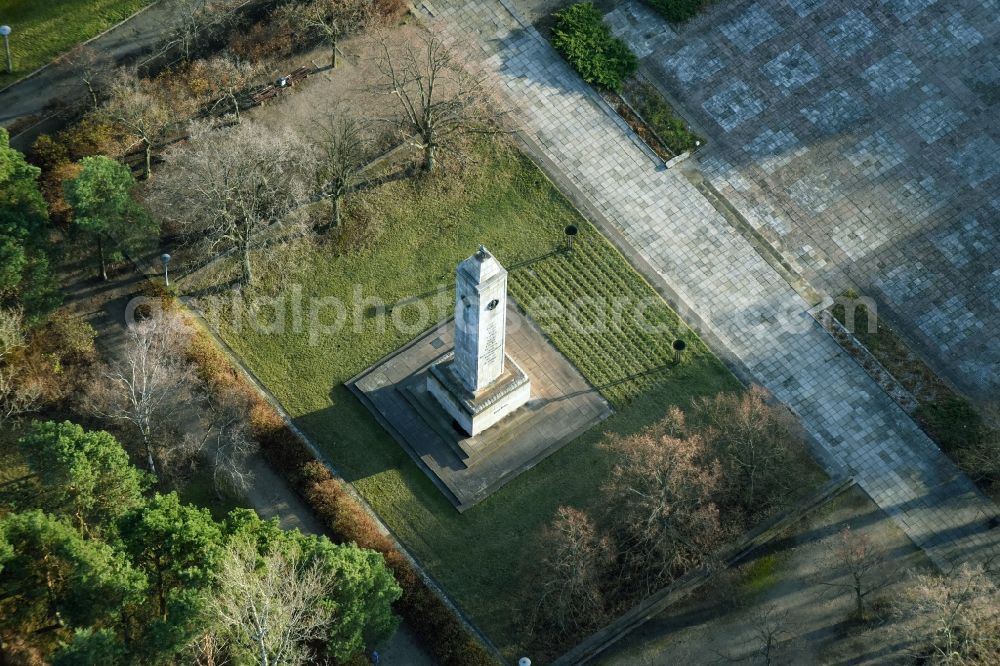 Eisenhüttenstadt from above - Tourist attraction of the historic monument the Russian- Soviet memorial at the place of remembrance in Eisenhuettenstadt in the state Brandenburg