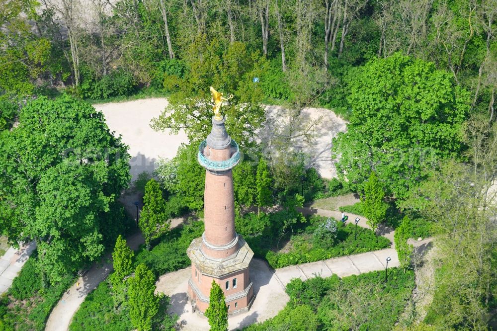 Hakenberg from the bird's eye view: Tourist attraction of the historic monument Siegessaeule in Hakenberg in the state Brandenburg, Germany