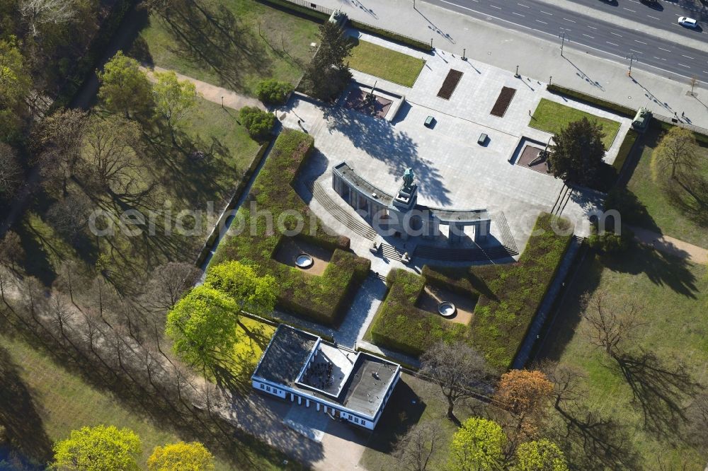 Aerial photograph Berlin - Tourist attraction of the historic monument Sowjetisches Ehrenmal in the district Tiergarten in Berlin, Germany