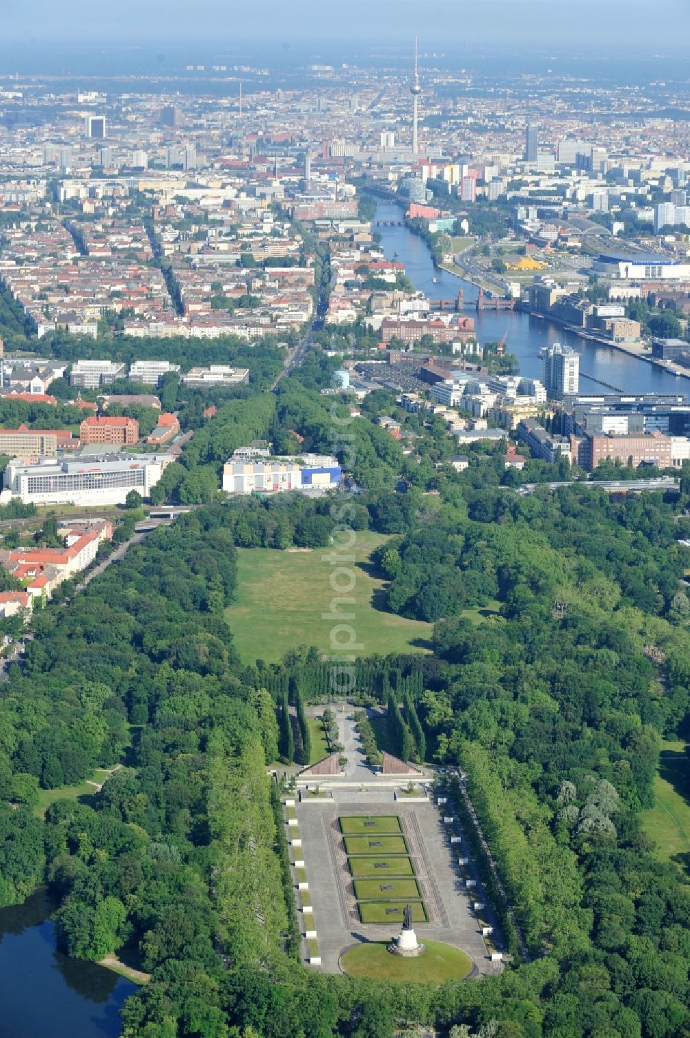 Aerial photograph Berlin - Tourist attraction of the historic monument Sowjetisches Ehrenmal Treptow in Berlin, Germany