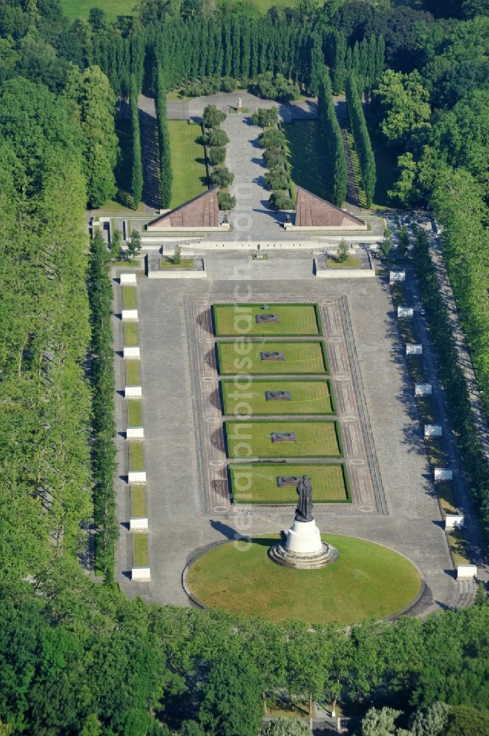 Berlin from above - Tourist attraction of the historic monument Sowjetisches Ehrenmal Treptow in Berlin, Germany