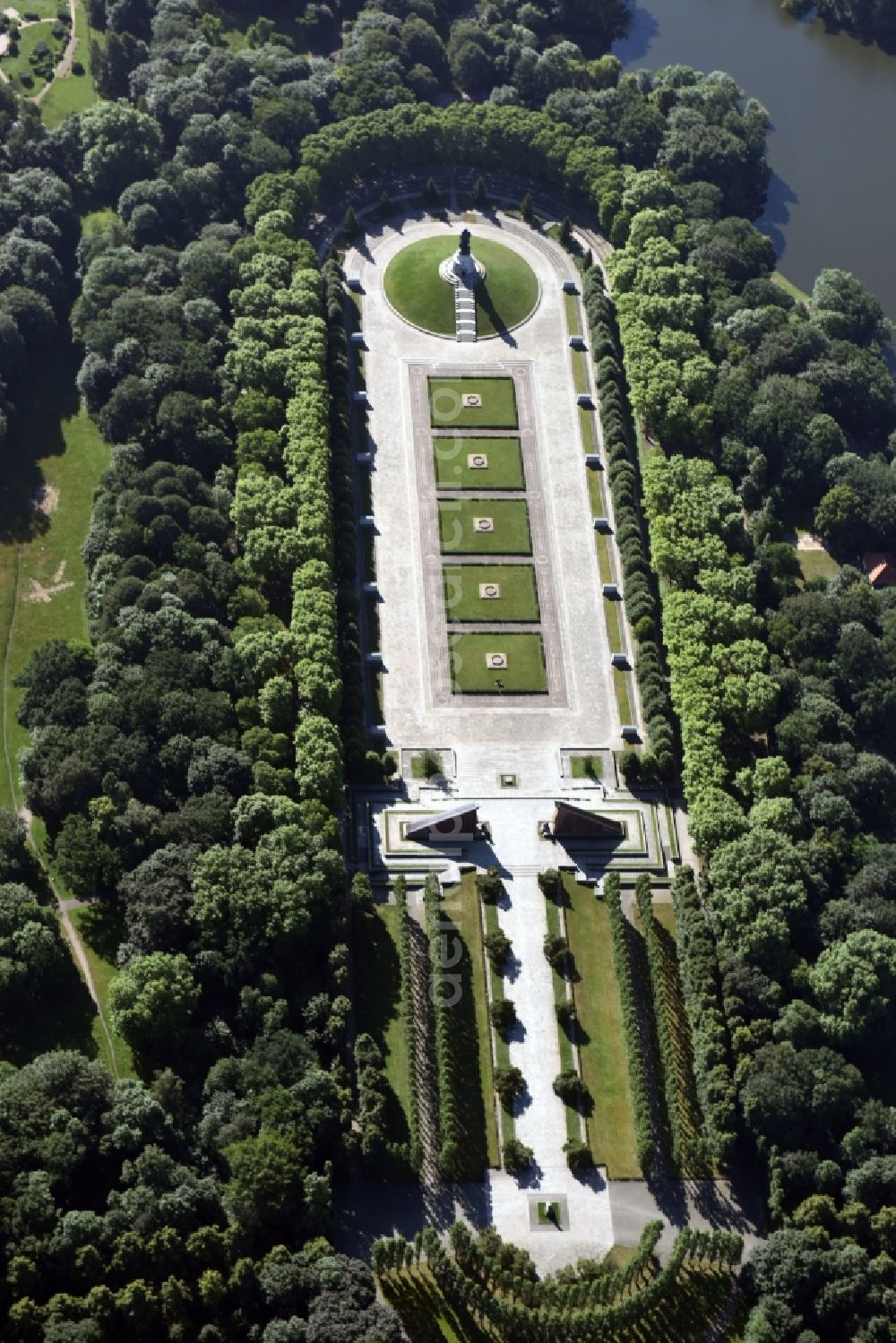 Berlin from above - Tourist attraction of the historic monument Sowjetisches Ehrenmal Treptow in Berlin, Germany