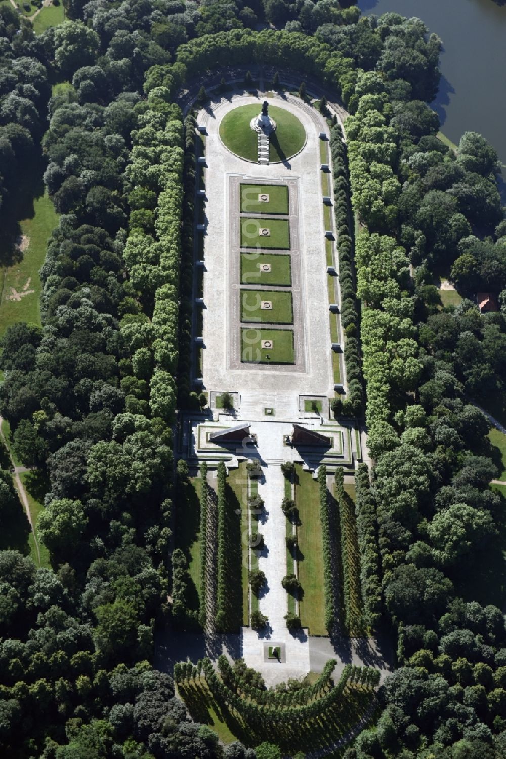 Berlin from the bird's eye view: Tourist attraction of the historic monument Sowjetisches Ehrenmal Treptow in Berlin, Germany