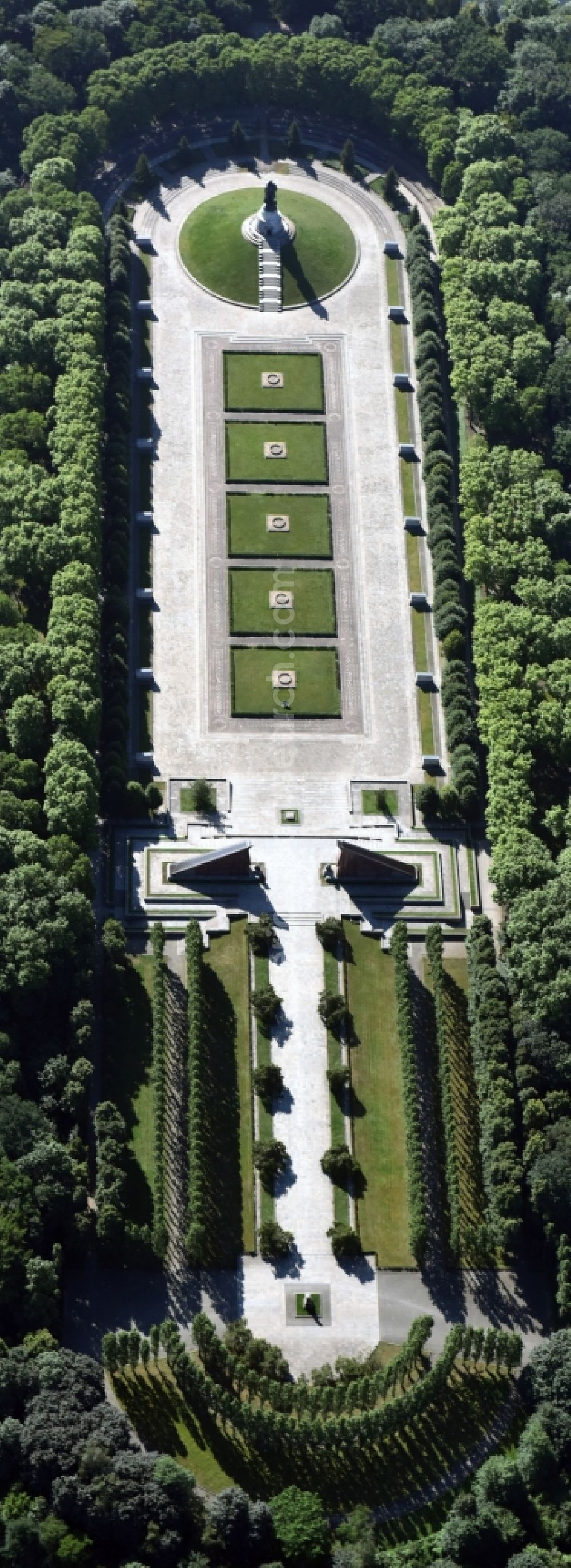 Aerial image Berlin - Tourist attraction of the historic monument Sowjetisches Ehrenmal Treptow in Berlin, Germany