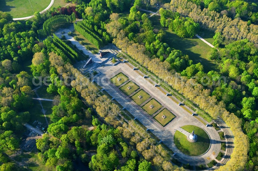 Aerial photograph Berlin - Tourist attraction of the historic monument Sowjetisches Ehrenmal Treptow in Berlin, Germany