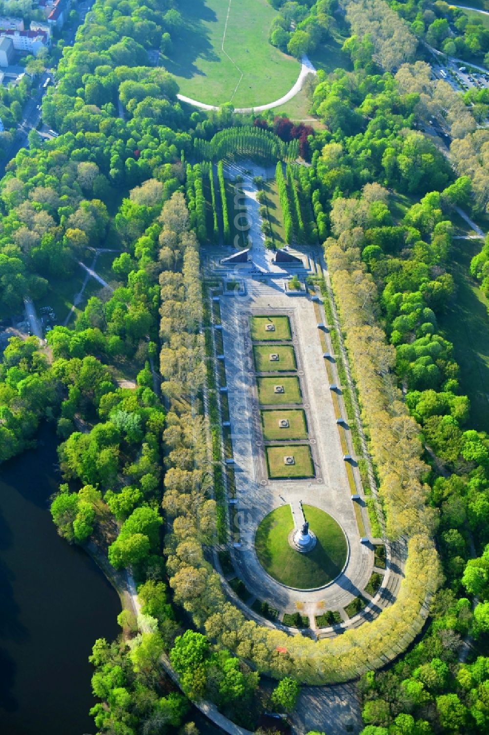 Berlin from the bird's eye view: Tourist attraction of the historic monument Sowjetisches Ehrenmal Treptow in Berlin, Germany