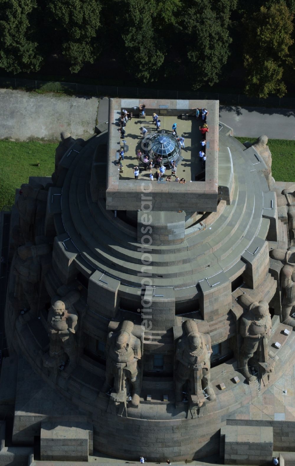 Leipzig from the bird's eye view: Tourist attraction of the historic monument Voelkerschlachtdenkmal in Leipzig in the state Saxony