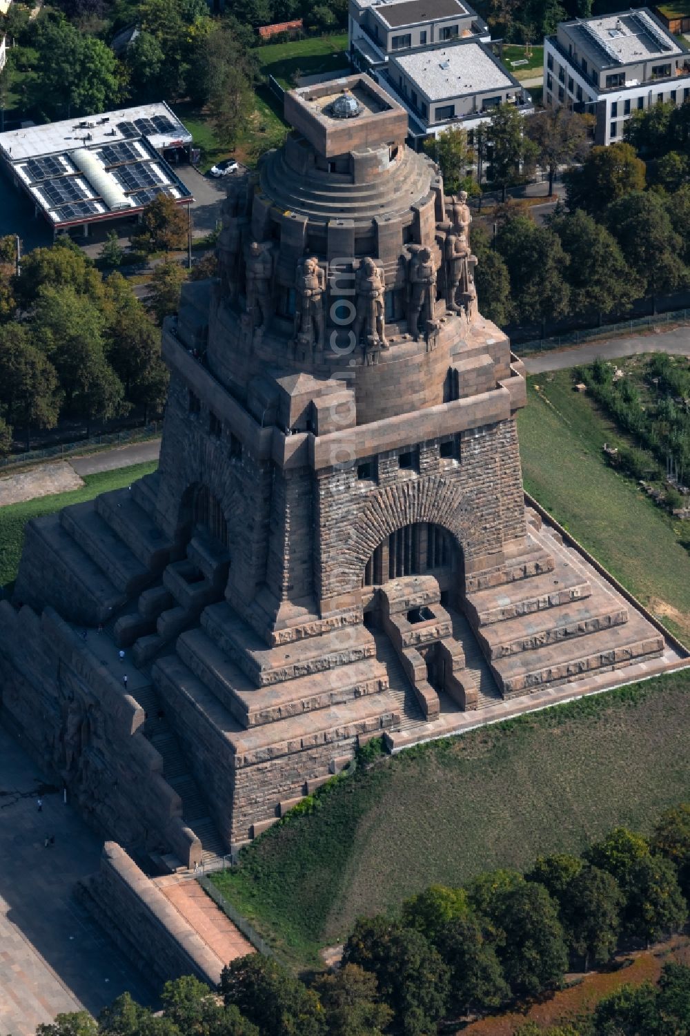 Aerial photograph Leipzig - Tourist attraction of the historic monument Voelkerschlachtdenkmal on Strasse of 18. Oktober in Leipzig in the state Saxony, Germany