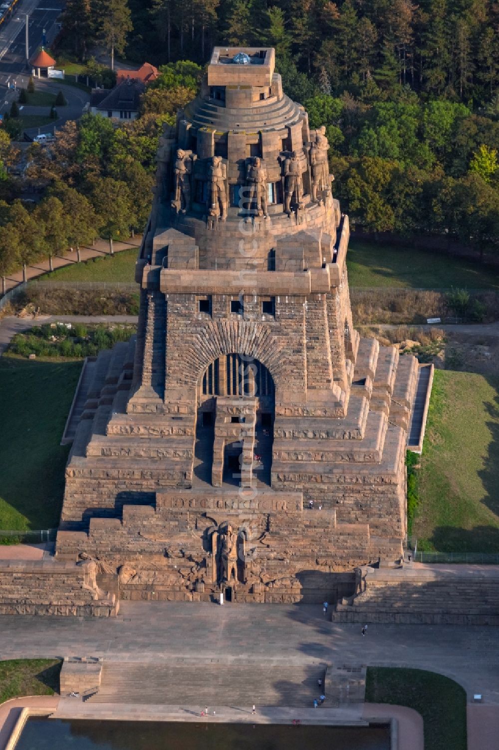 Leipzig from the bird's eye view: Tourist attraction of the historic monument Voelkerschlachtdenkmal on Strasse of 18. Oktober in Leipzig in the state Saxony, Germany