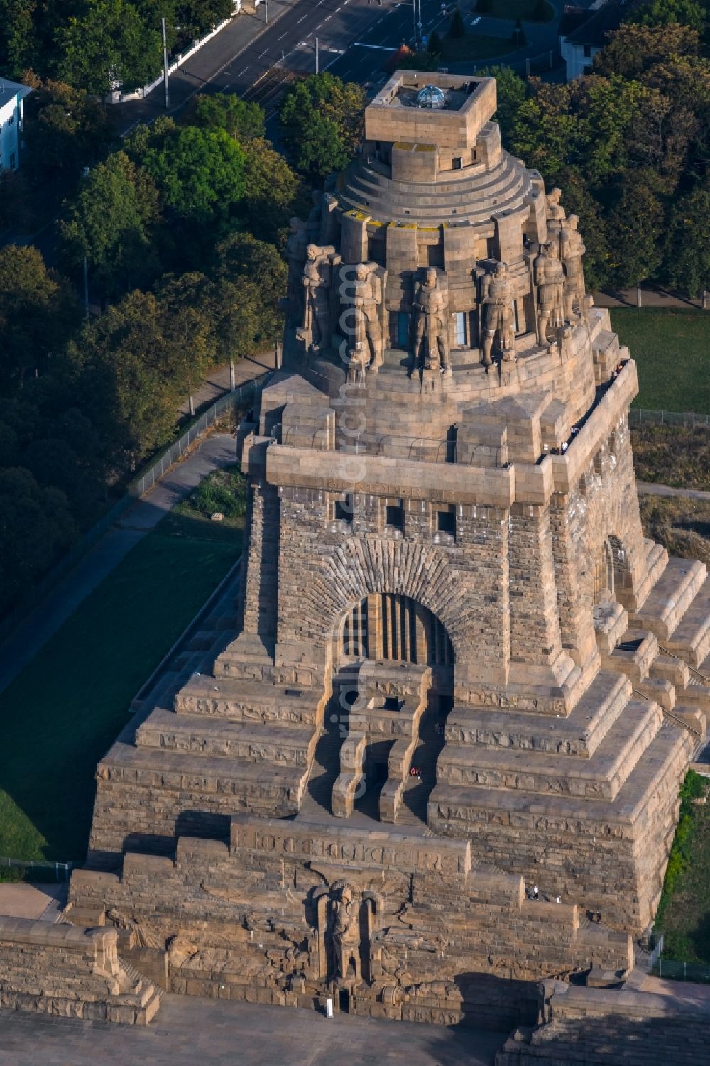 Aerial image Leipzig - Tourist attraction of the historic monument Voelkerschlachtdenkmal on Strasse of 18. Oktober in Leipzig in the state Saxony, Germany