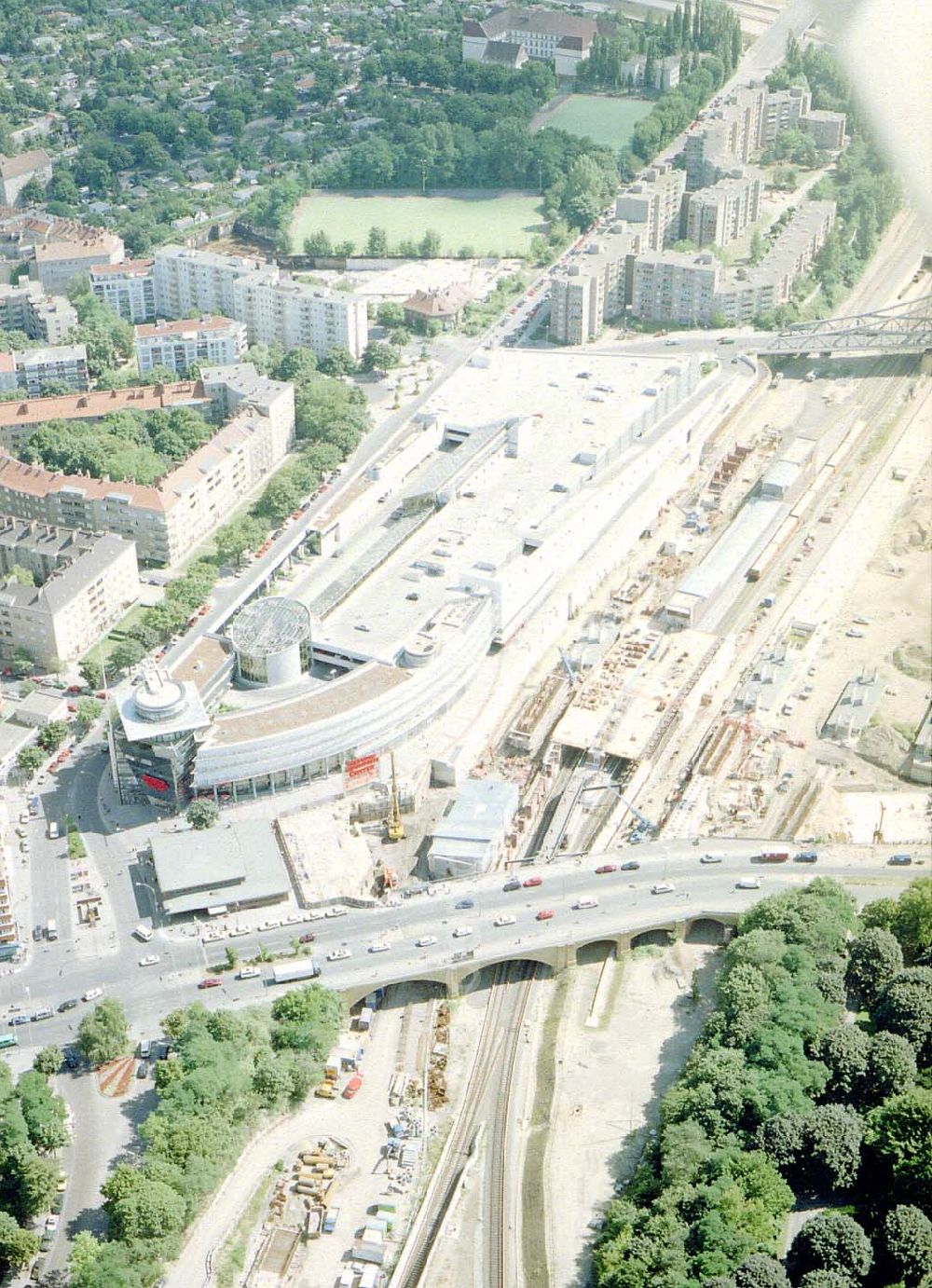 Aerial image Berlin - Wedding - Gesundbrunnencenter der ECE am S-Bahnhof Gesundbrunnen in Berlin-Wedding.