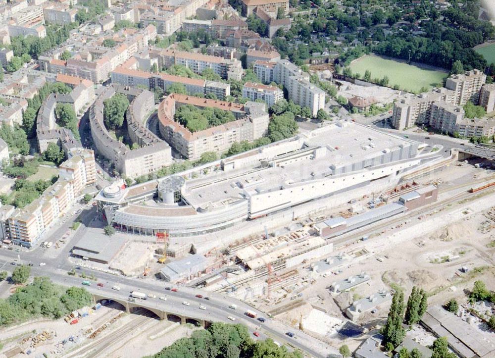 Aerial photograph Berlin - Wedding - Gesundbrunnencenter der ECE am S-Bahnhof Gesundbrunnen in Berlin-Wedding.