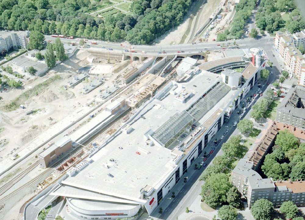 Aerial image Berlin - Wedding - Gesundbrunnencenter der ECE am S-Bahnhof Gesundbrunnen in Berlin-Wedding.