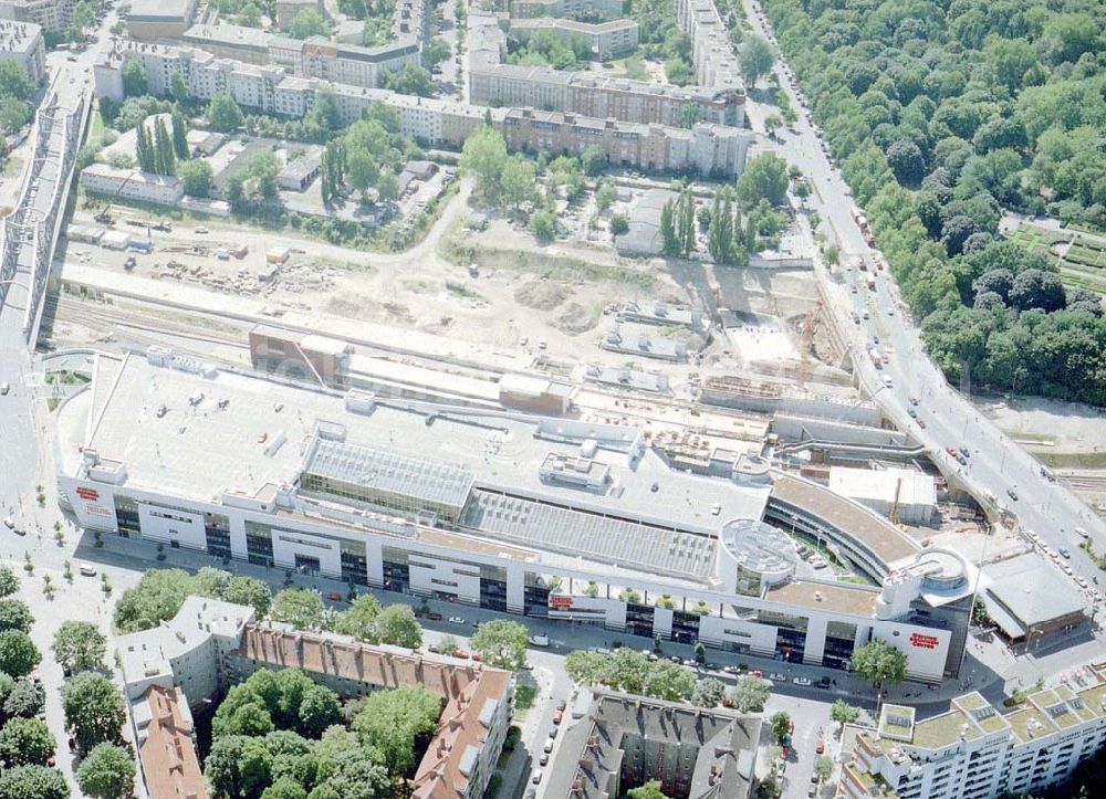 Aerial photograph Berlin - Wedding - Gesundbrunnencenter der ECE am S-Bahnhof Gesundbrunnen in Berlin-Wedding.