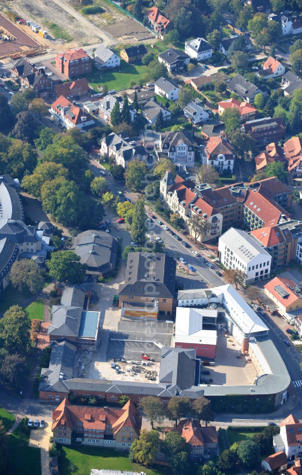 Aerial photograph Bad Nenndorf - Das Wincklerbad in Bad Nenndorf in Niedersachsen ist ein Gesundheitszentrum mit einem Heilbad. Saniert wurde der Gebäudekomplex von der Rohlfs-Group und Rohbau GmbH & Co KG. The Wincklerbad in Bad Nenndorf in Lower Saxony, is a health centre with a spa. It was refurbished by the Rohlfs-Group and Rohbau GmbH & Co KG.