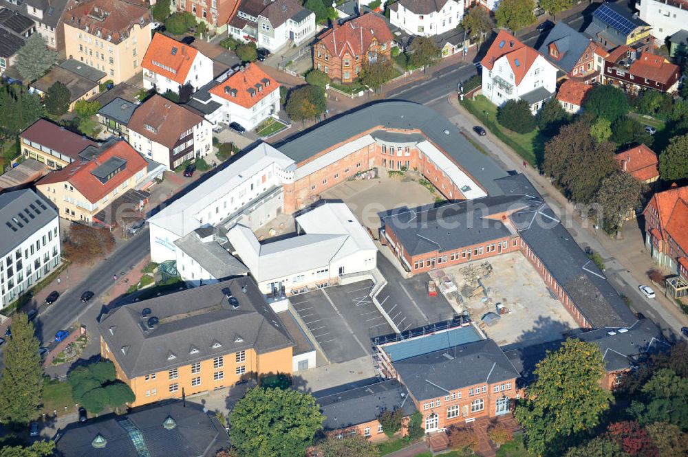 Bad Nenndorf from the bird's eye view: Das Wincklerbad in Bad Nenndorf in Niedersachsen ist ein Gesundheitszentrum mit einem Heilbad. Saniert wurde der Gebäudekomplex von der Rohlfs-Group und Rohbau GmbH & Co KG. The Wincklerbad in Bad Nenndorf in Lower Saxony, is a health centre with a spa. It was refurbished by the Rohlfs-Group and Rohbau GmbH & Co KG.