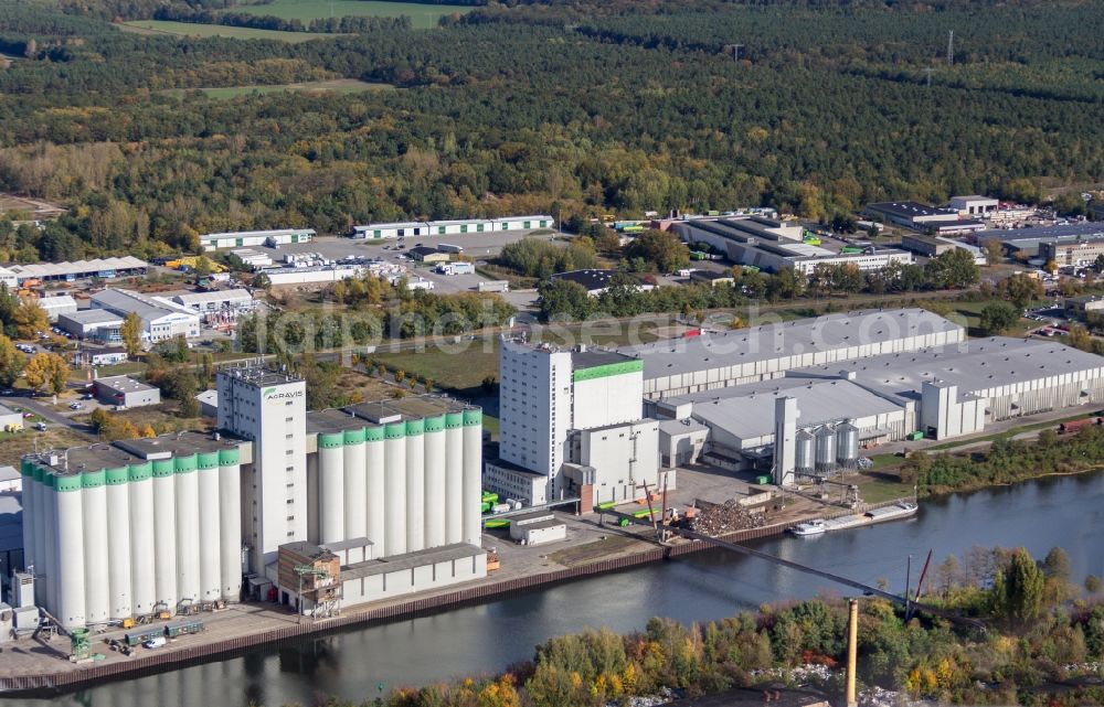 Fürstenwalde/Spree from above - Grain storage silo der AGRAVIS Baustoffhandel Berlin-Brandenburg GmbH in Fuerstenwalde/Spree in the state Brandenburg