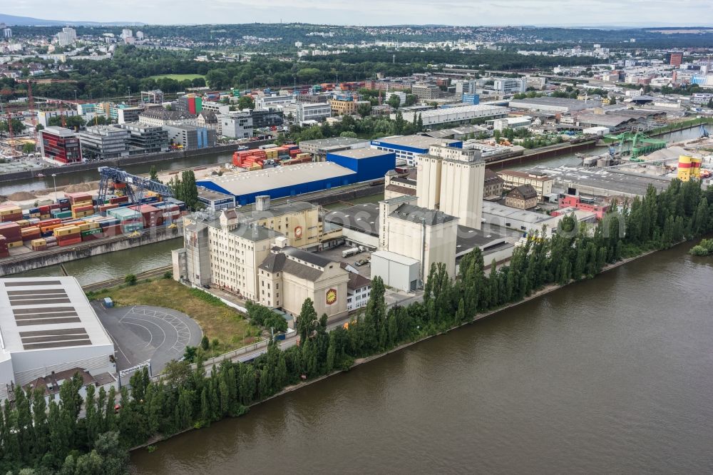 Frankfurt am Main from the bird's eye view: Grain storage silo der Aurora Kornmuehle on Main- River in Frankfurt in the state Hesse