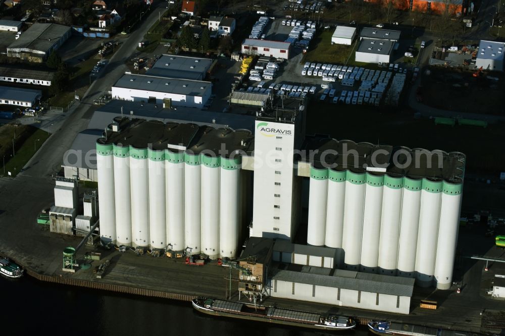 Fürstenwalde/Spree from above - Grain storage silo der AGRAVIS Baustoffhandel Berlin-Brandenburg GmbH in Fuerstenwalde/Spree in the state Brandenburg