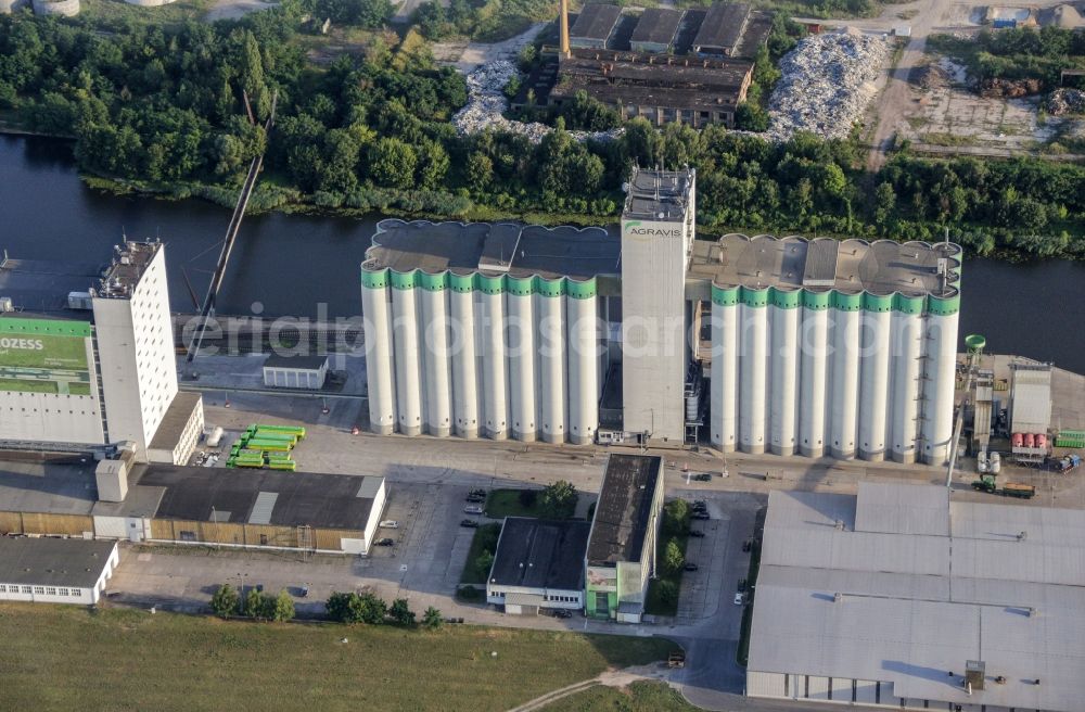 Aerial photograph Fürstenwalde/Spree - Grain storage silo der AGRAVIS Baustoffhandel Berlin-Brandenburg GmbH in Fuerstenwalde/Spree in the state Brandenburg