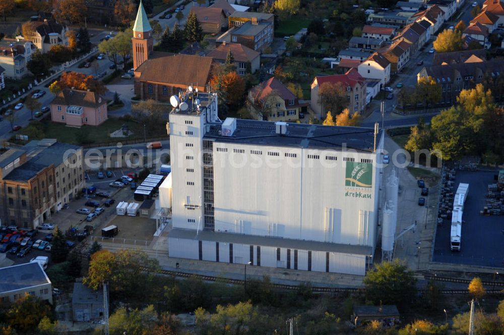 Senftenberg from above - Blick auf einen Getreidesilo / Silo der Außenstelle Senftenberg Landhandel Drebkau Import- u. Export GmbH; ein Unternehmen der Knaup Unternehmensgruppe. Kontakt: Senftenberg direkt: Tel. +49(0)3573 2912,