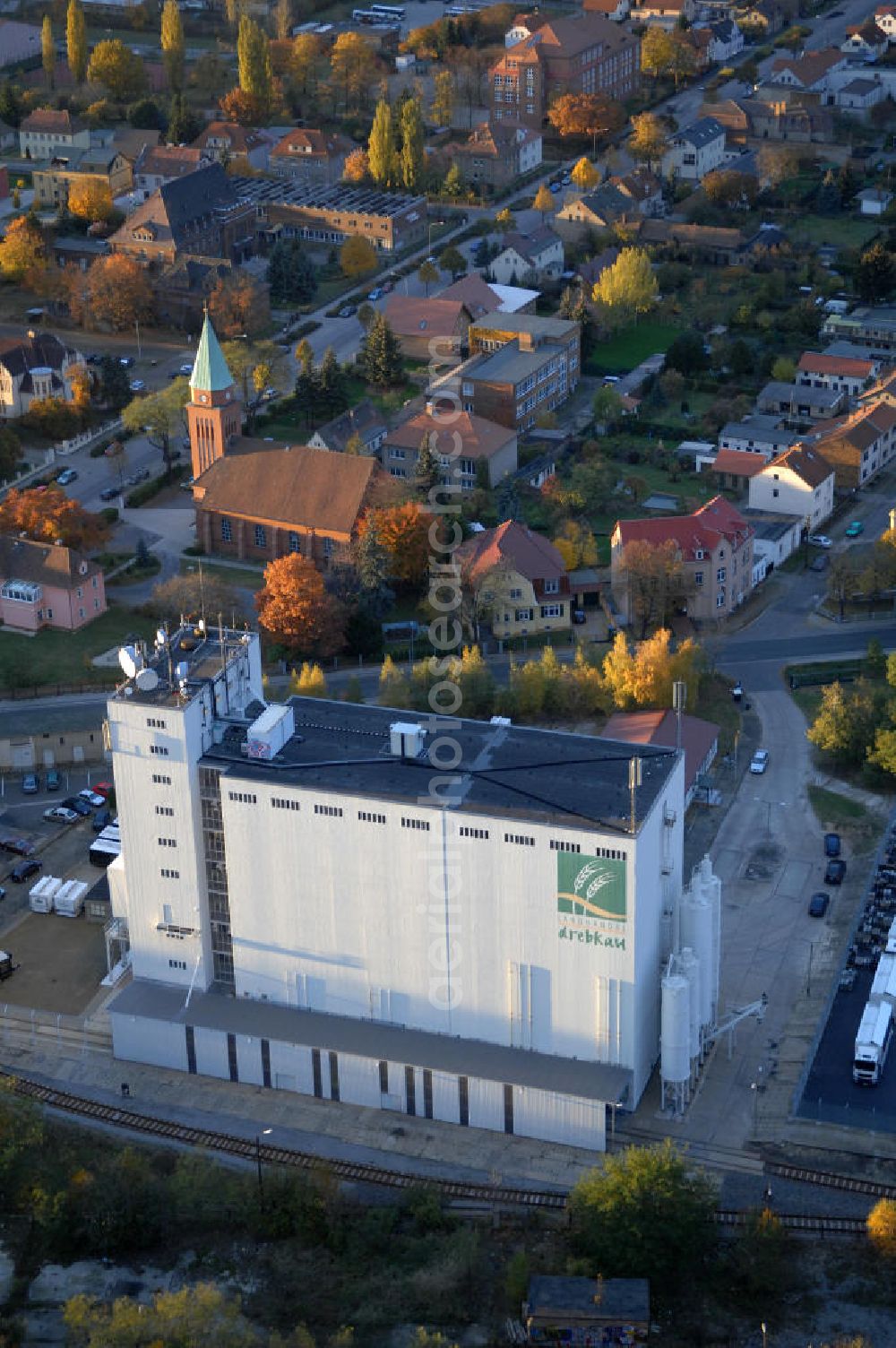 Senftenberg from the bird's eye view: Blick auf einen Getreidesilo / Silo der Außenstelle Senftenberg Landhandel Drebkau Import- u. Export GmbH; ein Unternehmen der Knaup Unternehmensgruppe. Kontakt: Senftenberg direkt: Tel. +49(0)3573 2912,