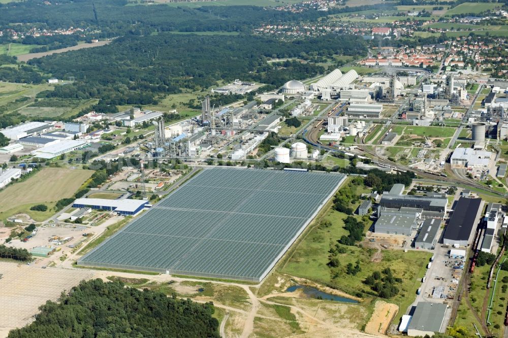 Lutherstadt Wittenberg from the bird's eye view: Glass roof surfaces in the greenhouse for vegetable growing ranks in Lutherstadt Wittenberg in the state Saxony-Anhalt, Germany