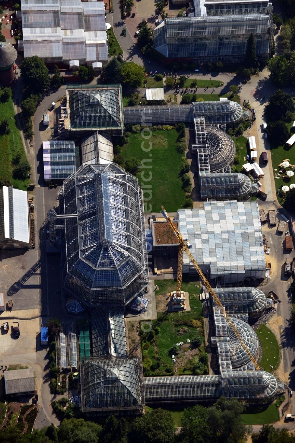 Berlin OT Lichterfelde from the bird's eye view: Blick auf Gewächshäuser im Botanischen Garten im Ortsteil Lichterfelde in Berlin. Das 1906 erbaute Große Tropenhaus sowie die Schaugewächshäuser gehören zur Freien Universität und bilden eine fakultätsunabhängige Zentraleinrichtung.// View of green houses in the Botanical Garden in the district of Lichterfelde in Berlin.