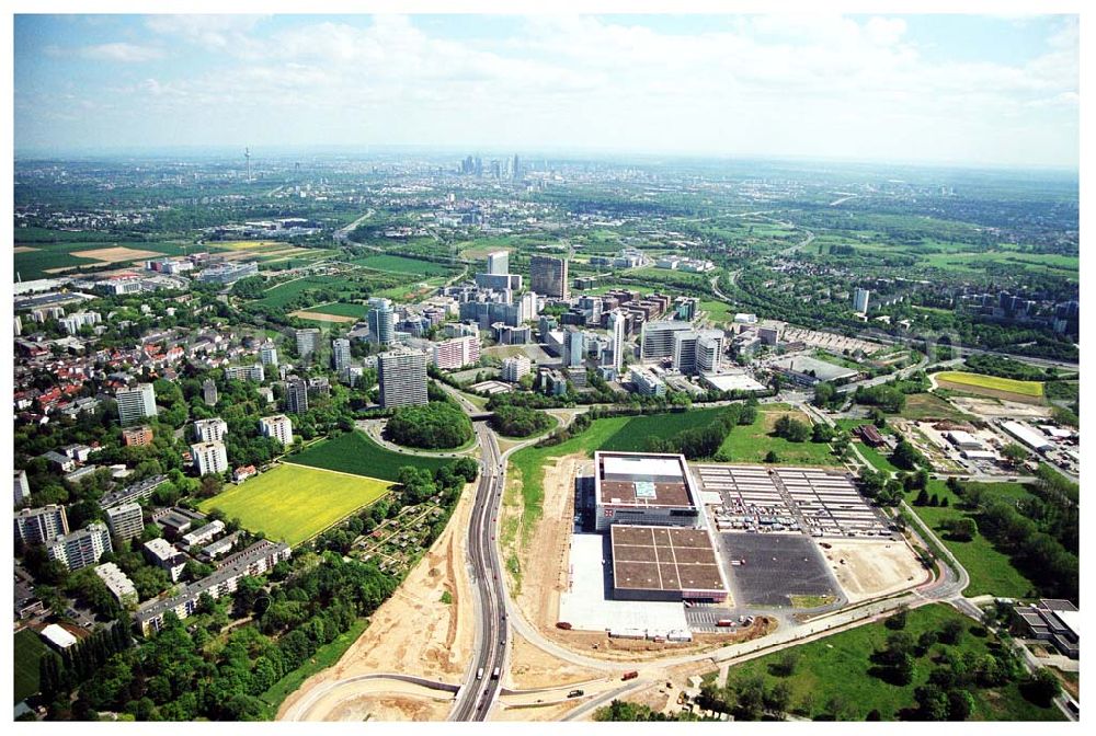 Eschborn from the bird's eye view: Gewerbe und Entwicklungsgebiet Sossenheim der HVB-Projekt am Gewerbegebiet Eschenborn- Süd bei Frankfurt am Main (Hessen)