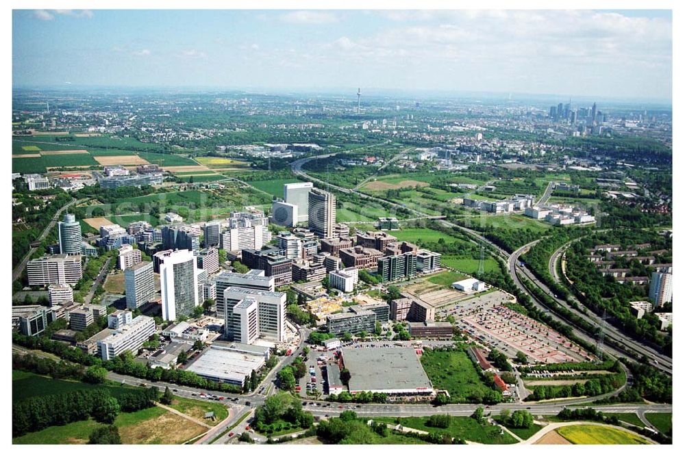 Eschborn from the bird's eye view: Gewerbe und Entwicklungsgebiet Sossenheim der HVB-Projekt am Gewerbegebiet Eschenborn- Süd bei Frankfurt am Main (Hessen)