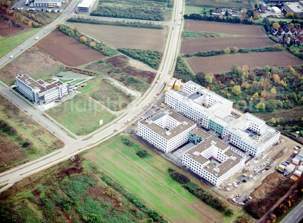 Frankfurt am Main from above - Gewerbe- und Entwicklungsgebiet der HVB-Projekt am Eschenborner Dreieck in Frankfurt Sossenheim (Hessen).