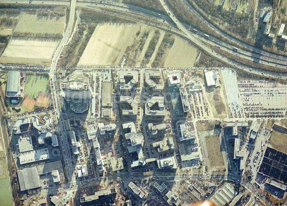 Aerial photograph Frankfurt am Main - Gewerbe- und Entwicklungsgebiet der HVB-Projekt am Gewerbegebiet Eschenborn - Süd in Frankfurt Sossenheim (Hessen).