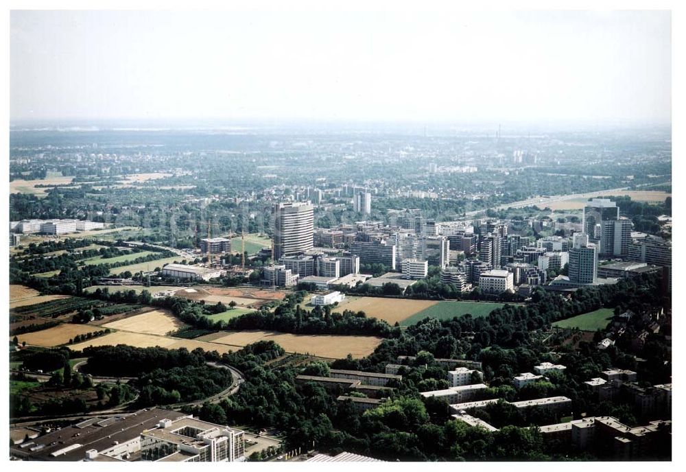 Aerial photograph Frankfurt am Main - Gewerbe- und Entwicklungsgebiet der HVB-Projekt am Gewerbegebiet Eschenborn - Süd in Frankfurt Sossenheim (Hessen).