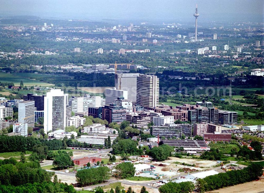 Aerial photograph Frankfurt am Main - Gewerbe- und Entwicklungsgebiet der HVB-Projekt am Gewerbegebiet Eschenborn - Süd in Frankfurt Sossenheim (Hessen).