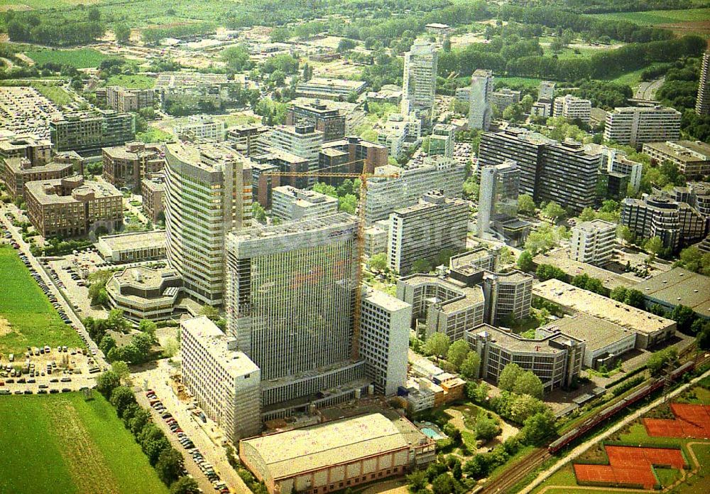 Aerial photograph Frankfurt am Main - Gewerbe- und Entwicklungsgebiet der HVB-Projekt am Gewerbegebiet Eschenborn - Süd in Frankfurt Sossenheim (Hessen). 16.Mai 2002