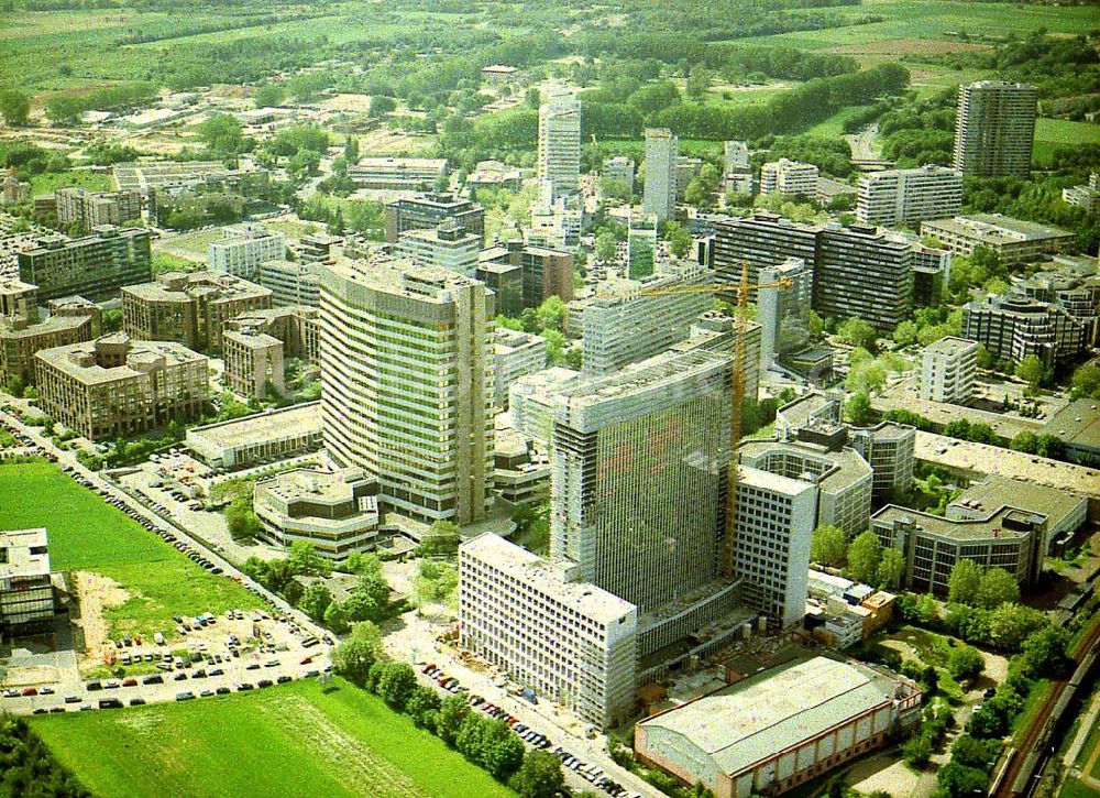 Frankfurt am Main from above - Gewerbe- und Entwicklungsgebiet der HVB-Projekt am Gewerbegebiet Eschenborn - Süd in Frankfurt Sossenheim (Hessen). 16.Mai 2002