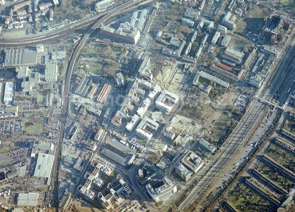 Aerial photograph Frankfurt am Main - Gewerbe- und Entwicklungsgebiet der HVB-Projekt an der Theodor-Heuss-Allee in Frankfurt/Main. (Hessen).