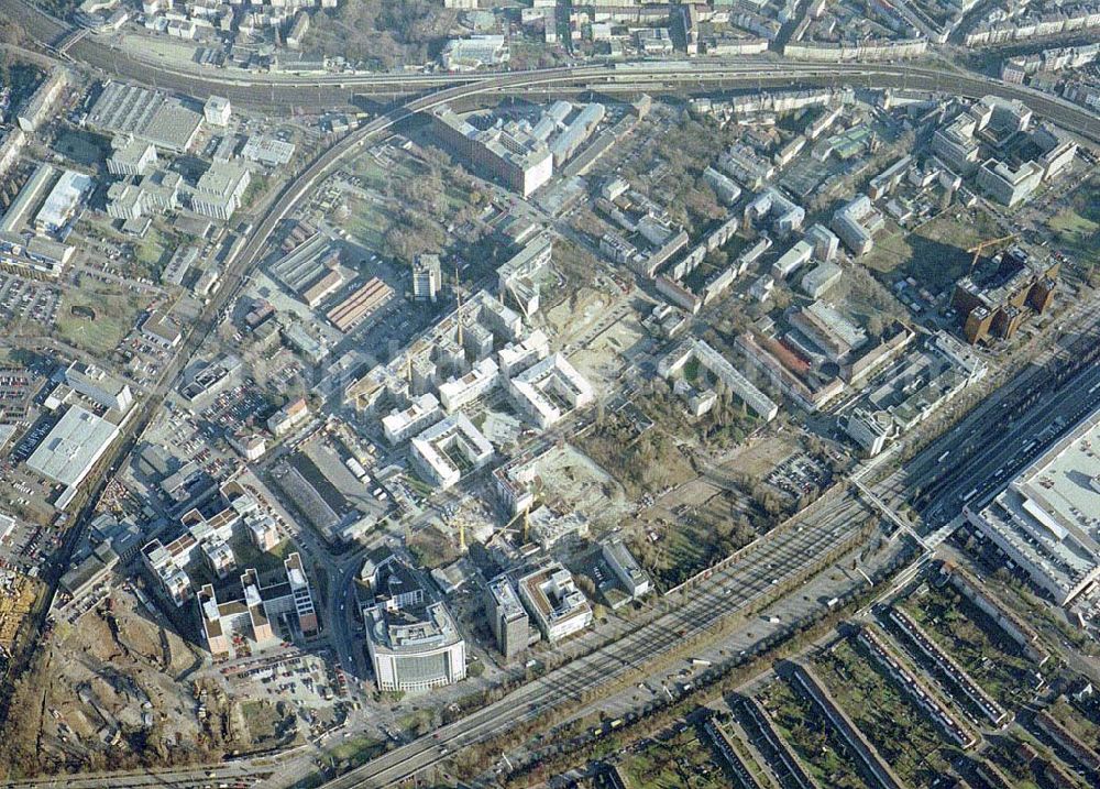 Aerial photograph Frankfurt am Main - Gewerbe- und Entwicklungsgebiet der HVB-Projekt an der Theodor-Heuss-Allee in Frankfurt/Main. (Hessen).