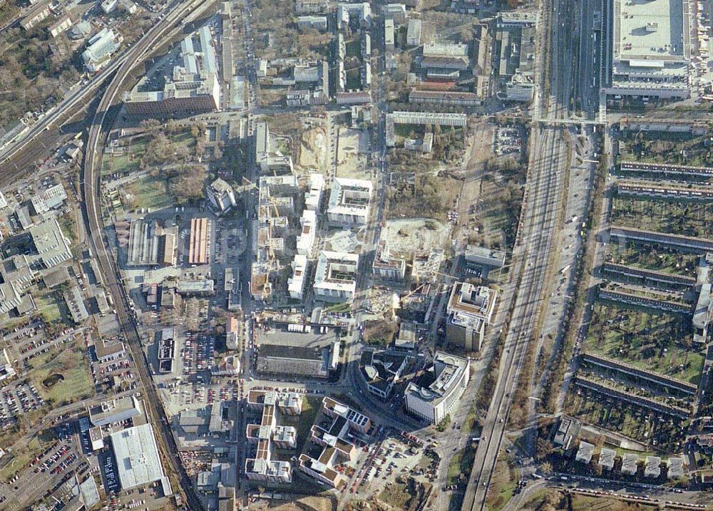 Frankfurt am Main from the bird's eye view: Gewerbe- und Entwicklungsgebiet der HVB-Projekt an der Theodor-Heuss-Allee in Frankfurt/Main. (Hessen).