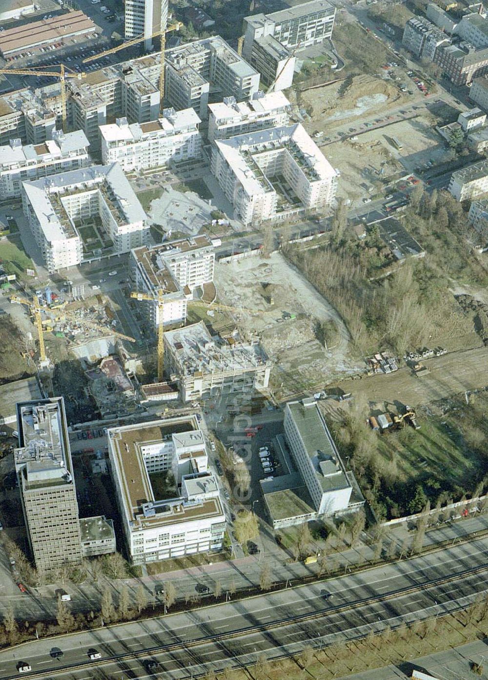 Frankfurt am Main from the bird's eye view: Gewerbe- und Entwicklungsgebiet der HVB-Projekt an der Theodor-Heuss-Allee in Frankfurt/Main. (Hessen).