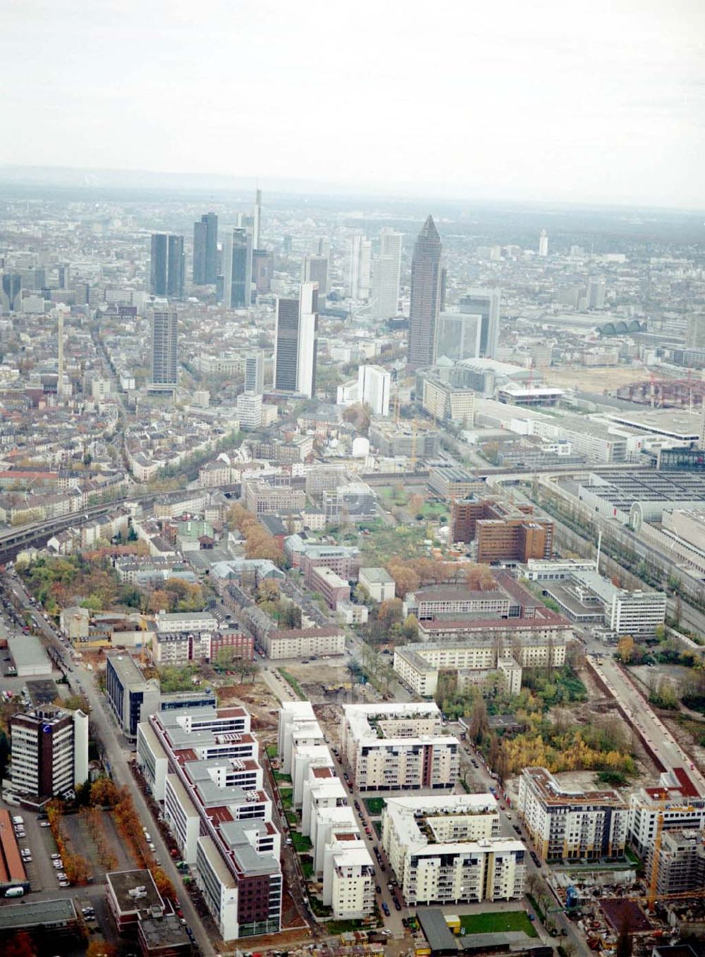 Aerial image Frankfurt am Main - Gewerbe- und Entwicklungsgebiet der HVB-Projekt an der Theodor-Heuss-Allee in Frankfurt/Main. (Hessen).