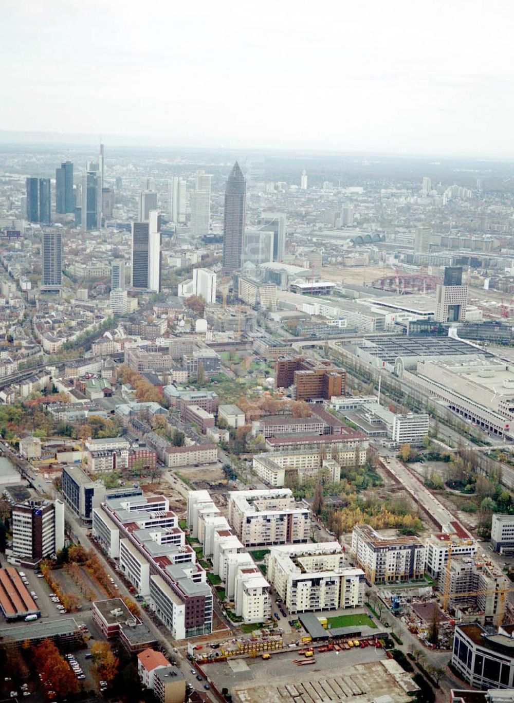 Aerial photograph Frankfurt am Main - Gewerbe- und Entwicklungsgebiet der HVB-Projekt an der Theodor-Heuss-Allee in Frankfurt/Main. (Hessen).