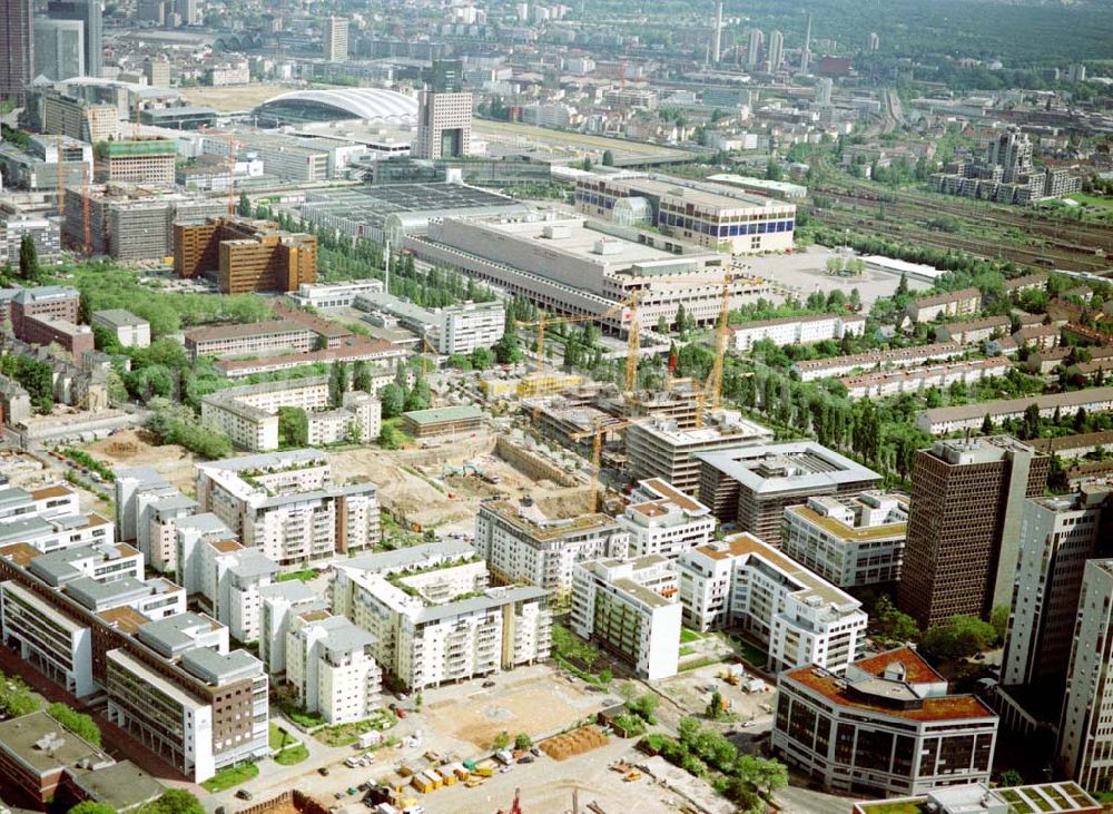 Frankfurt am Main from the bird's eye view: Gewerbe- und Entwicklungsgebiet der HVB-Projekt an der Theodor-Heuss-Allee in Frankfurt/Main. (Hessen).