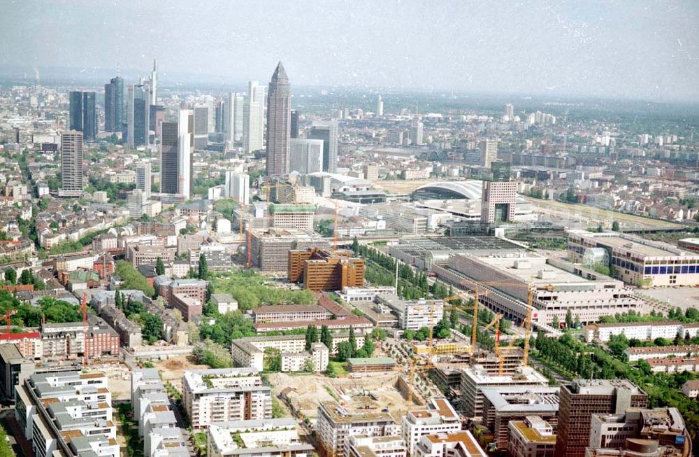 Aerial photograph Frankfurt am Main - Gewerbe- und Entwicklungsgebiet der HVB-Projekt an der Theodor-Heuss-Allee in Frankfurt/Main. (Hessen).