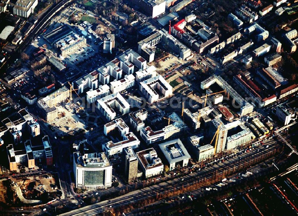 Frankfurt / M. from above - Gewerbe- und Entwicklungsgebiet der HVB-Projekt an der Theodor-Heuss-Allee in Frankfurt/Main. (Hessen)..10.12.02