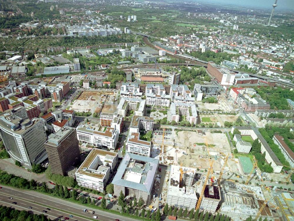 Frankfurt am Main from the bird's eye view: Gewerbe- und Entwicklungsgebiet der HVB-Projekt an der Theodor-Heuss-Allee in Frankfurt/Main. (Hessen). 16.Mai 2002