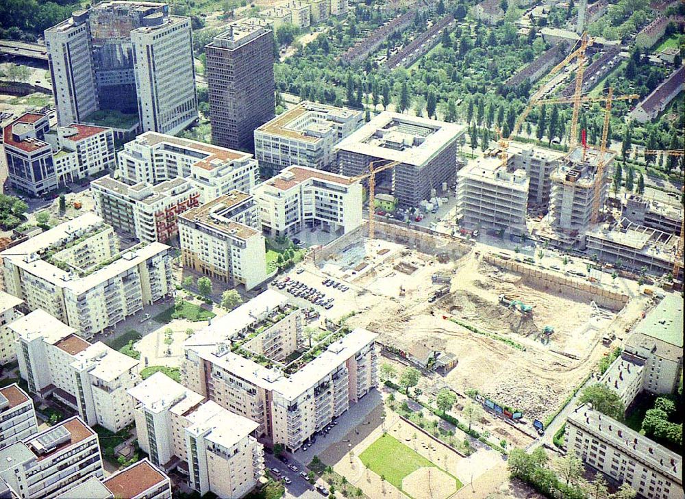 Frankfurt am Main from above - Gewerbe- und Entwicklungsgebiet der HVB-Projekt an der Theodor-Heuss-Allee in Frankfurt/Main. (Hessen). 16.Mai 2002